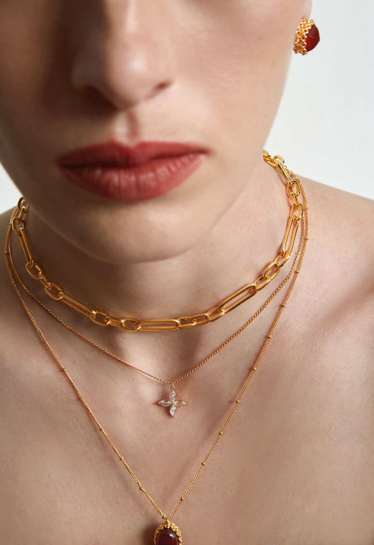 Collar con colgante de trébol geométrico de doble capa