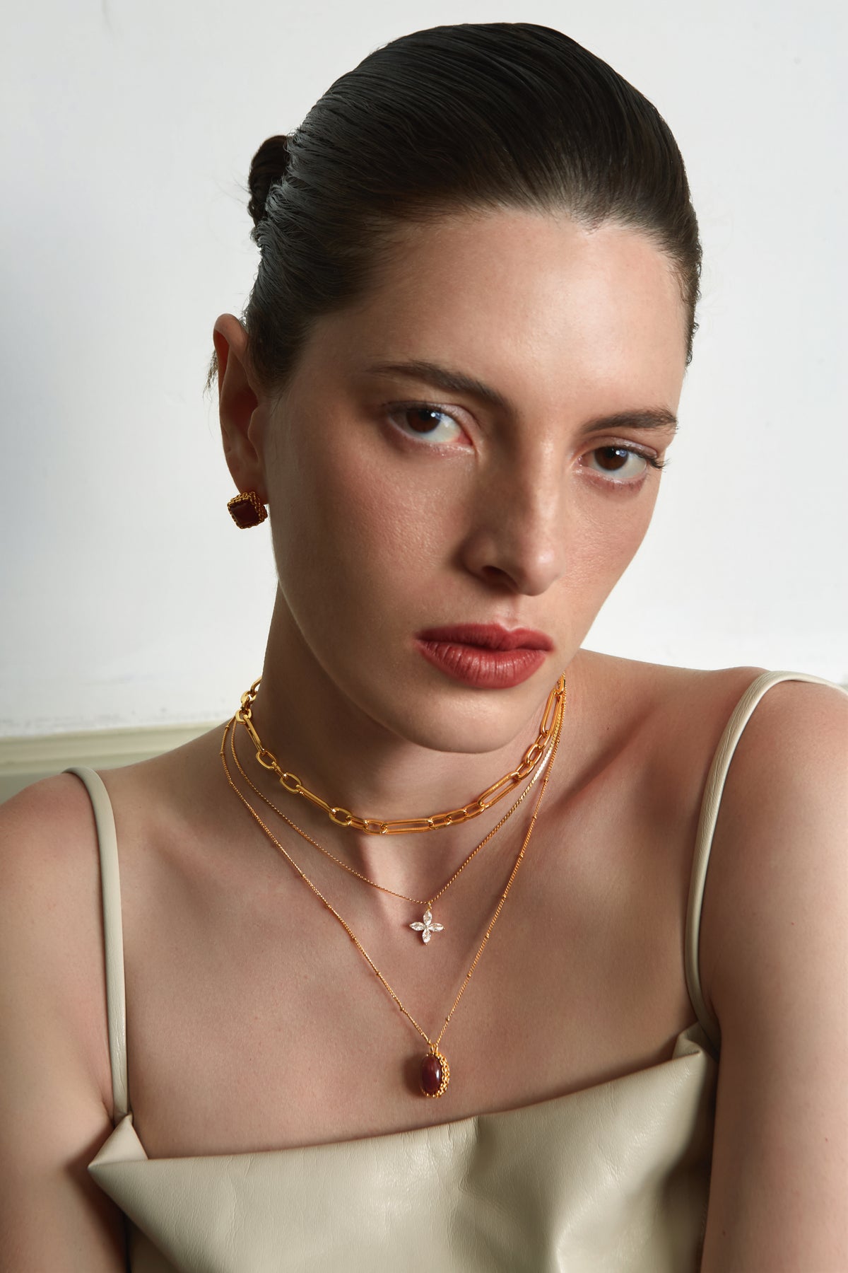 Collar con colgante de trébol geométrico de doble capa